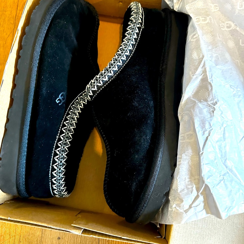 Men’s size 11 Black Ugg Tasman Slippers